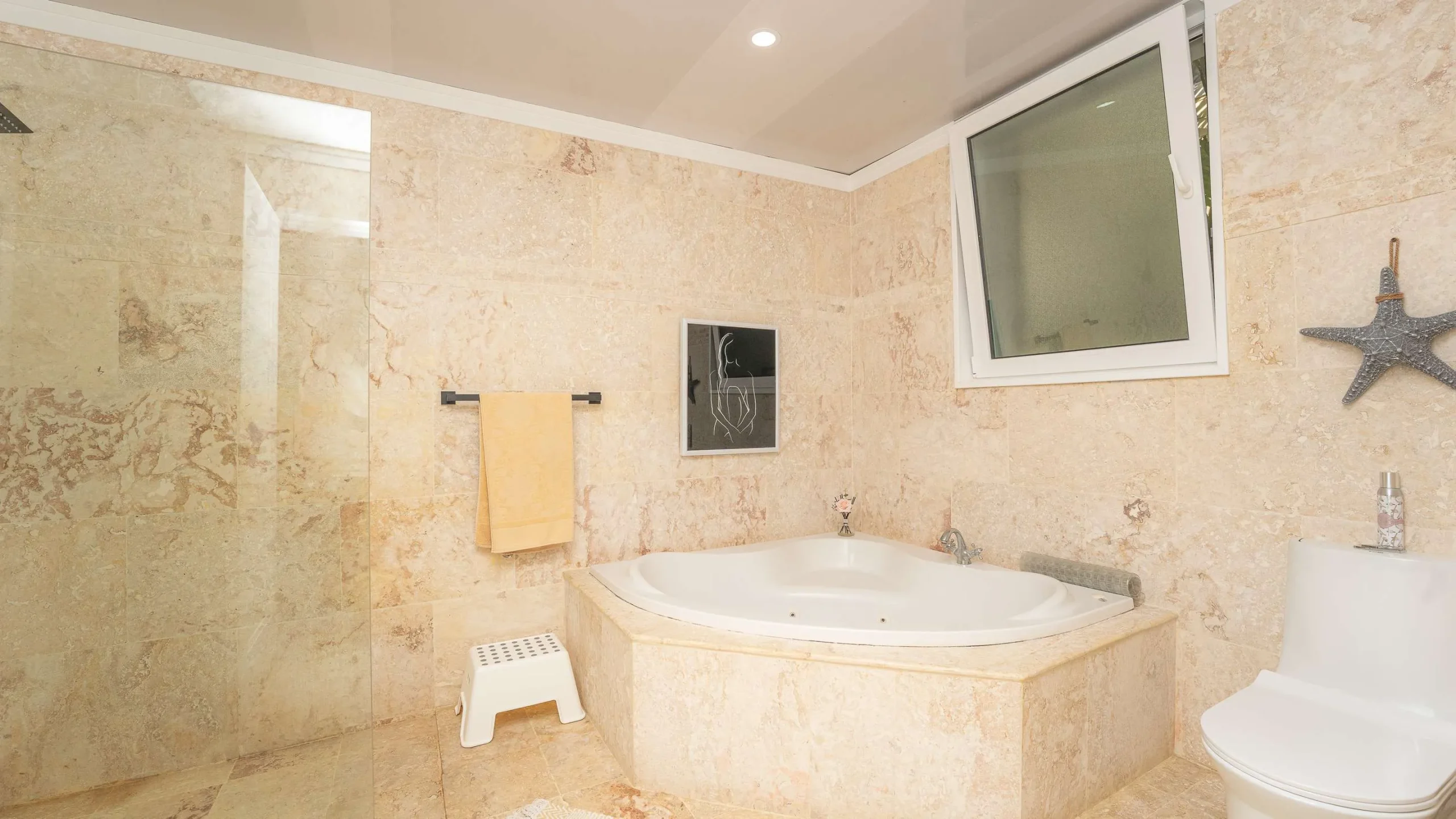 Hispainiola Beach L-00B1 Bathroom 01.jpg
