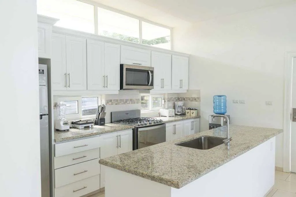 Casa Linda Villa Whitesand Kitchen 02