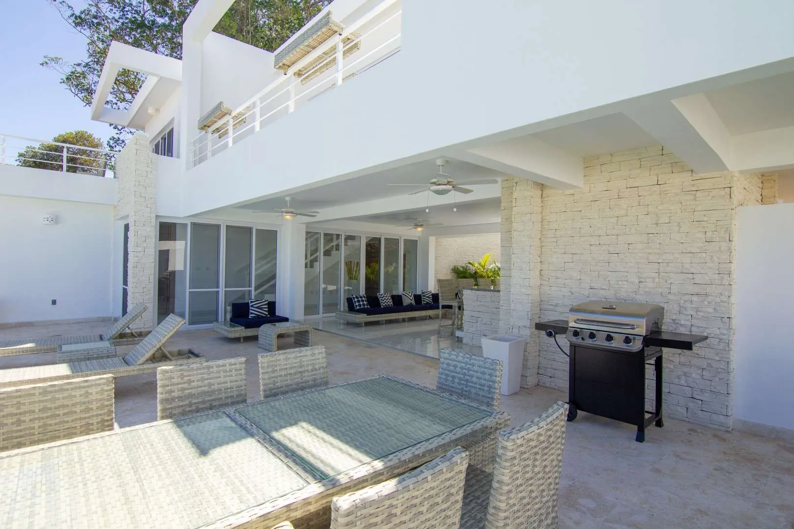 Casa Linda Villa Seashell Covered Terrace 02