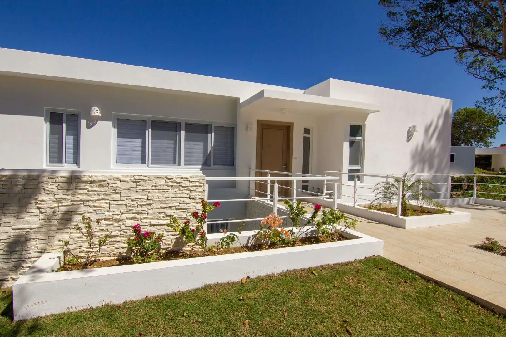 Casa Linda Villa Seashell Front Entry 02