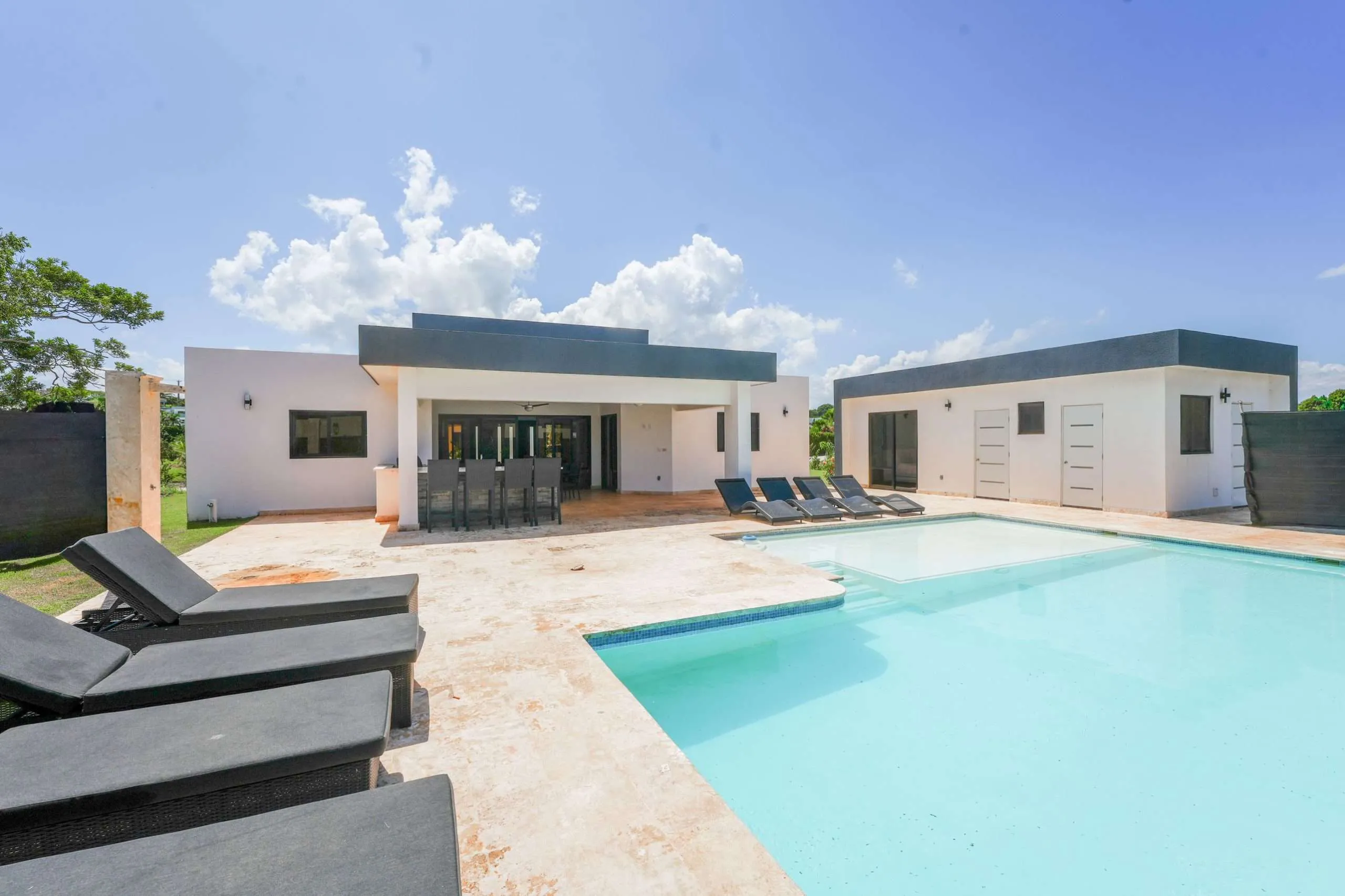 Villa Bella Pool and Villa 01