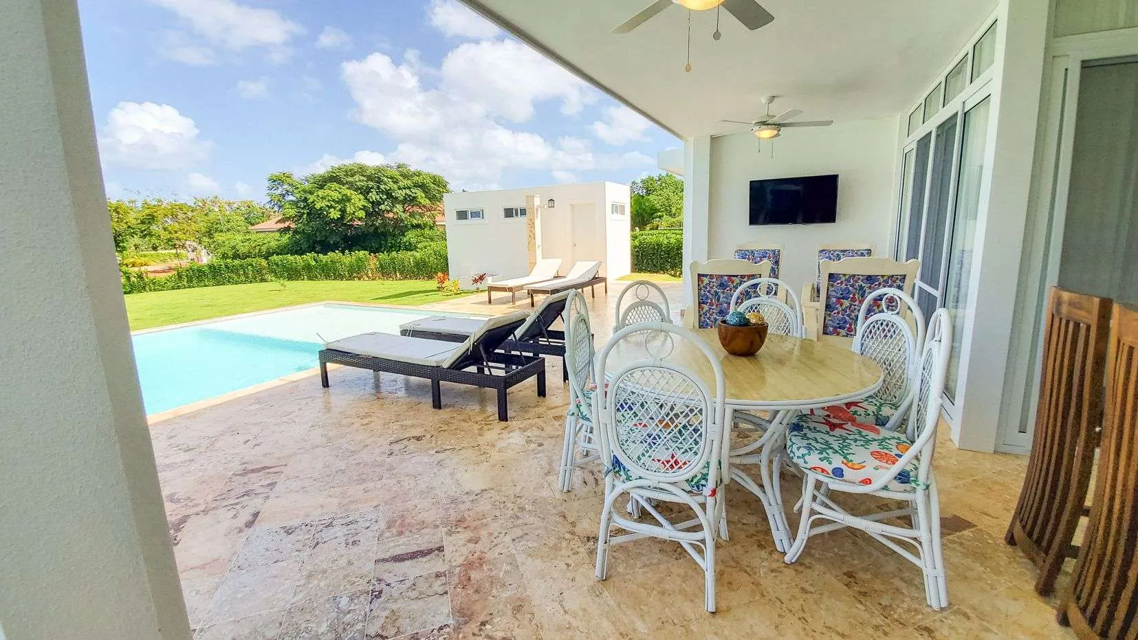 Casa Linda Villa Coral Reef Covered Terrace 01