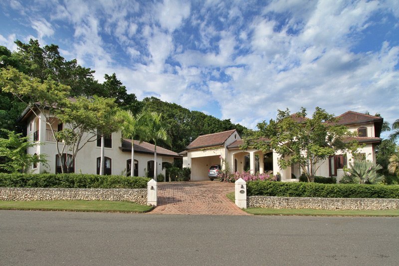 SHR Villa Coralina Front View